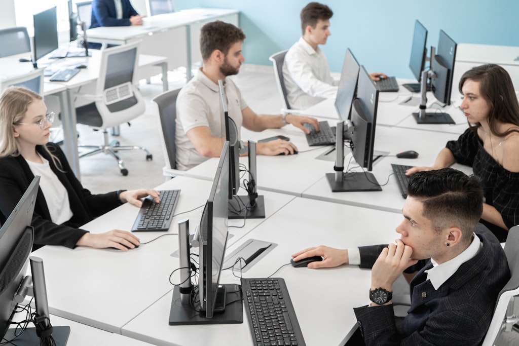 Solutions Data Engineering And Etl Solutions Dataengineeringandetlsolutionshero representative illustration
